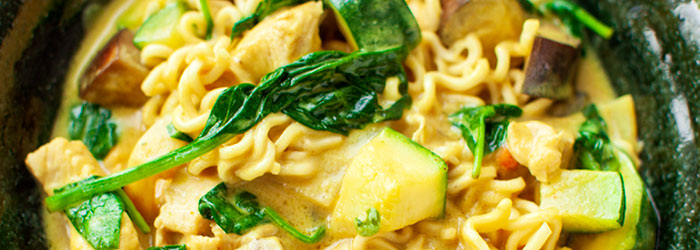 Makaron azjatycki z kurczakiem i warzywami