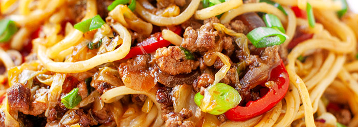 Makaron azjatycki z pikantną wołowiną