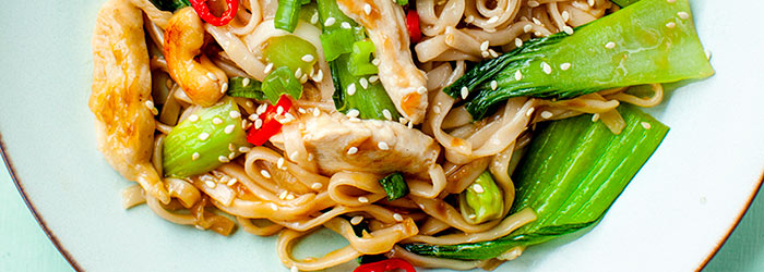 Makaron chow mein z kurczakiem i pak choi