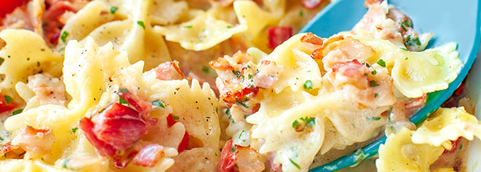 Makaron kokardki z boczkiem i śmietanką