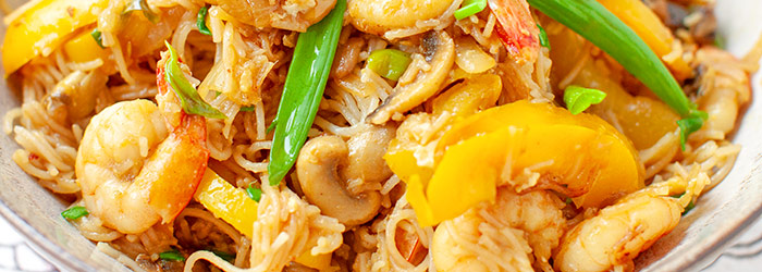 Makaron orientalny z krewetkami i pieczarkami