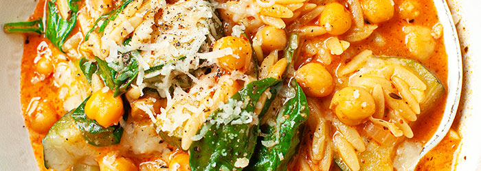 Makaron orzo wege - z ciecierzycą, cukinią i szpinakiem