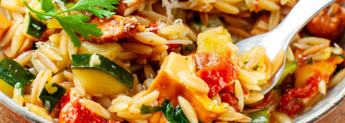 Makaron orzo z kurkami, cukinią i suszonymi pomidorami