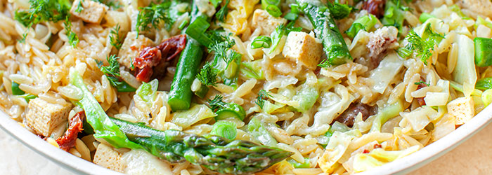 Makaron orzo z młodą kapustą i szparagami