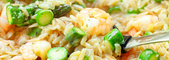 Makaron orzo ze szparagami i krewetkami