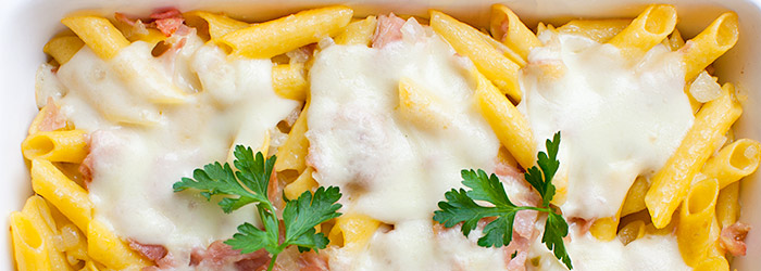 Makaron penne zapiekany z szynką i mozzarellą