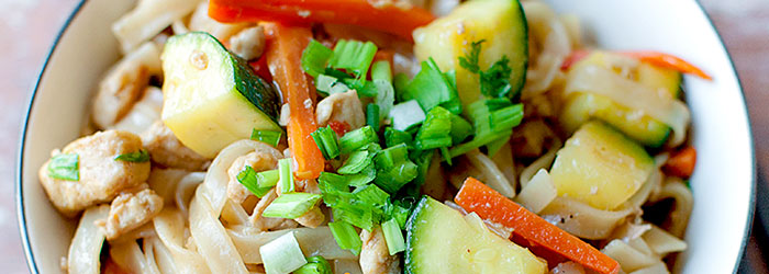 Makaron ryżowy smażony z kurczakiem, cukinią i marchewką