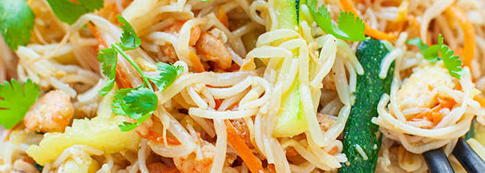 Makaron ryżowy z krewetkami, cukinią i marchewką