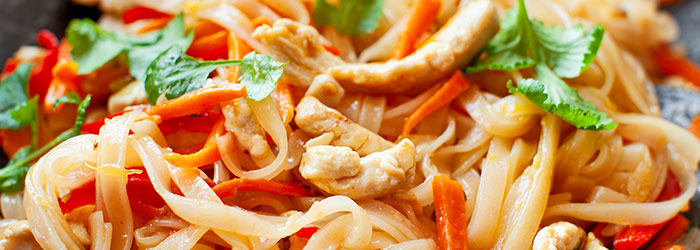 Makaron ryżowy z kurczakiem po tajsku