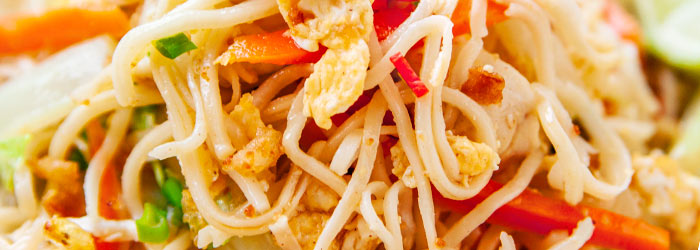 Makaron smażony po chińsku z kurczakiem, jajkiem oraz warzywami