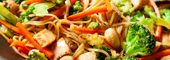 Makaron stir-fry z kurczakiem, brokułami i marchewką