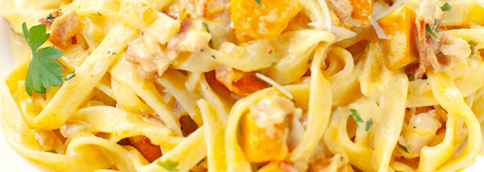 Makaron z boczkiem i dynią w sosie śmietanowym