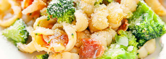 Makaron z brokułem, szynką parmeńską i pesto z suszonych pomidorów