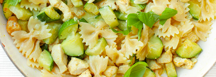 Makaron z cukinią i kurczakiem w sosie curry