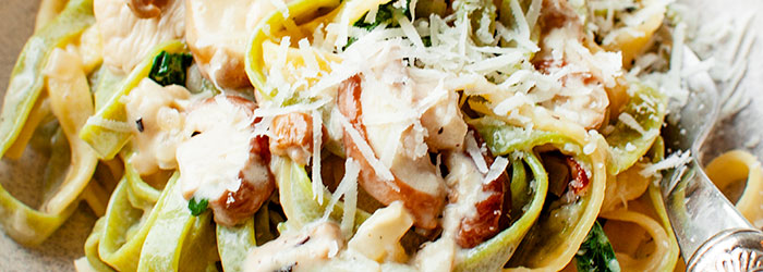 Makaron z grzybami leśnymi, kurczakiem i szpinakiem