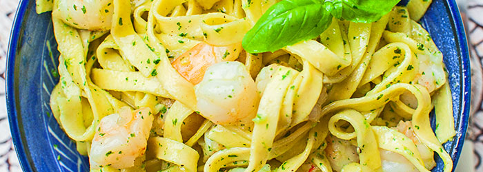 Makaron z krewetkami i pesto z bazylii