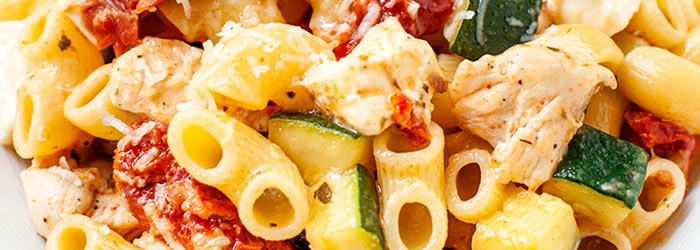 Makaron z kurczakiem, cukinią, fetą i suszonymi pomidorami