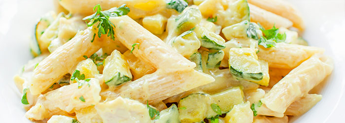 Makaron z kurczakiem, cukinią i sosem alfredo