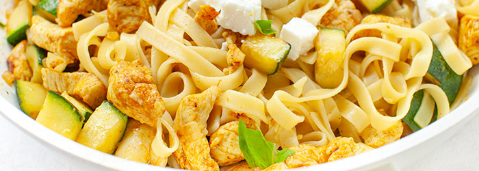 Makaron z kurczakiem, cukinią oraz serem feta