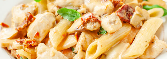 Makaron z kurczakiem, pieczarkami i suszonymi pomidorami