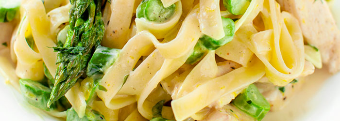 Makaron z kurczakiem, szparagami i sosem alfredo