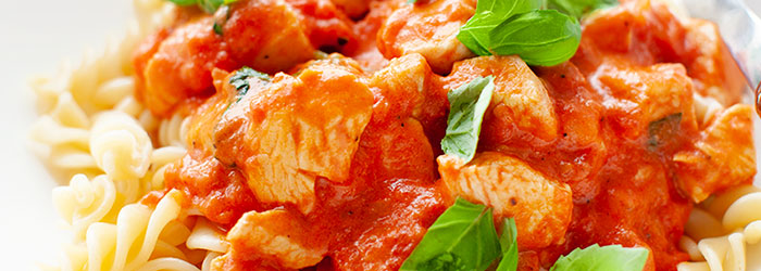 Makaron z kurczakiem i pomidorami