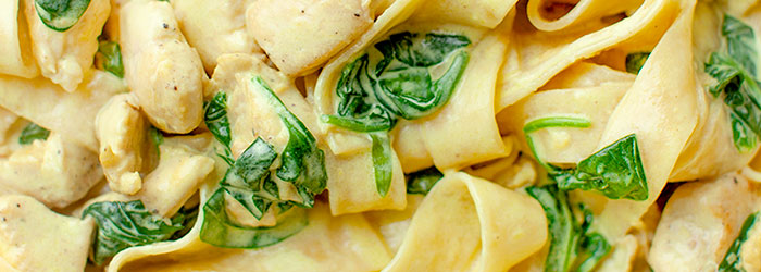 Makaron z kurczakiem i szpinakiem