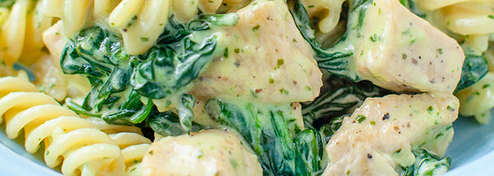 Makaron z kurczakiem i szpinakiem w sosie pesto