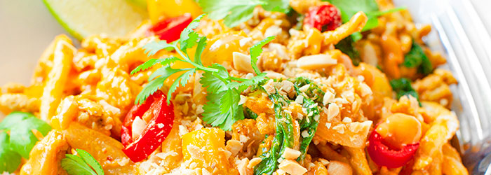 Makaron z kurczakiem i szpinakiem w sosie satay