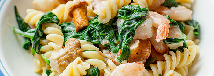 Makaron z kurkami, krewetkami i szpinakiem