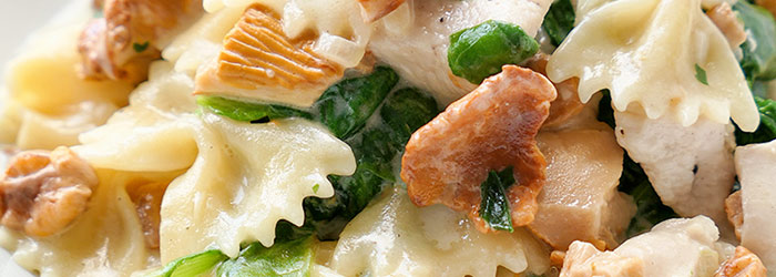 Makaron z kurkami, kurczakiem i szpinakiem