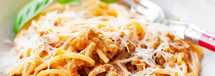 Makaron z mielonym mięsem drobiowym i kremowym sosem