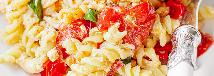 Makaron z pieczoną fetą i pomidorkami