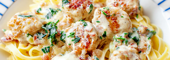 Makaron z pulpecikami w sosie carbonara