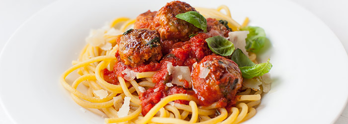 Makaron z pulpecikami w sosie pomidorowym