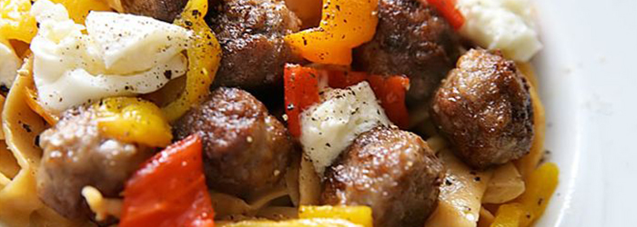 Makaron z pulpecikami wołowymi, pieczoną papryką i mozzarellą