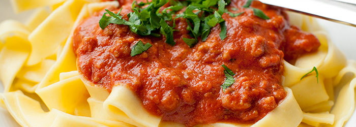 Makaron z sosem mięsno-pomidorowym