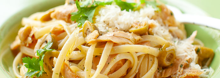 Makaron z tuńczykiem i oliwkami