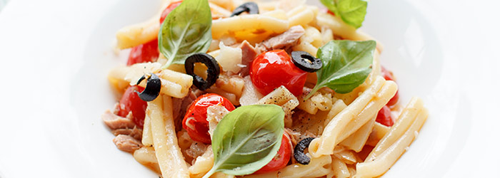 Makaron z tuńczykiem i pomidorkami koktajlowymi