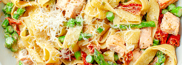 Makaron z łososiem, szparagami i suszonymi pomidorami