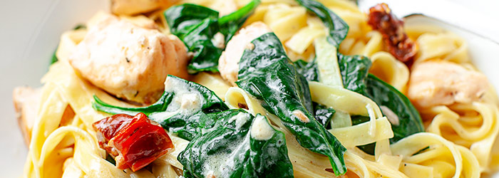 Makaron z łososiem, szpinakiem i suszonymi pomidorami