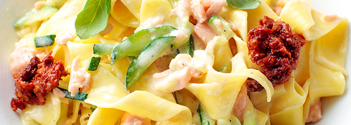 Makaron z łososiem wędzonym i cukinią