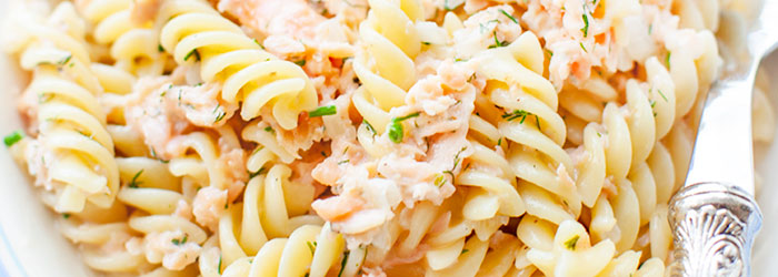 Makaron z łososiem wędzonym i koperkiem