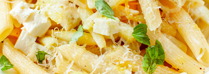 Makaron z żółtą fasolką szparagową i fetą