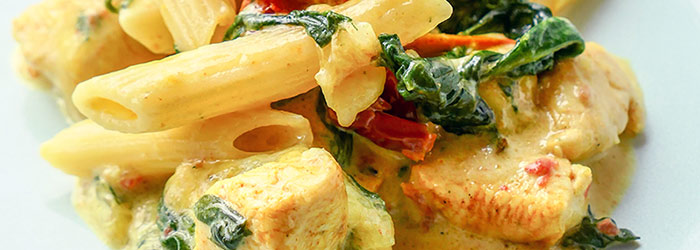 Makaron zapiekany z kurczakiem i szpinakiem