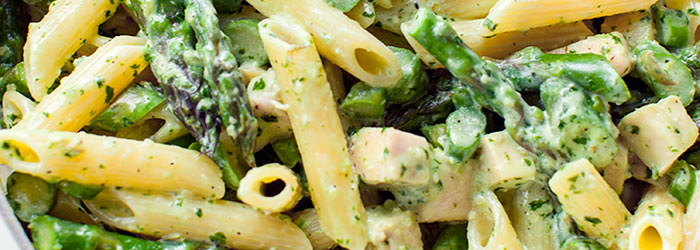 Makaron ze szparagami, kurczakiem i pesto bazyliowym