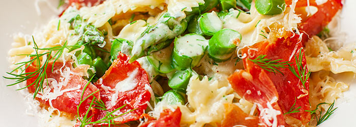 Makaron ze szparagami, suszoną szynką i sosem z gorgonzoli