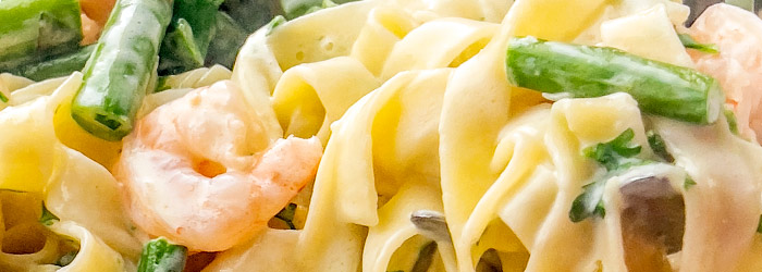 Makaron ze szparagami i krewetkami
