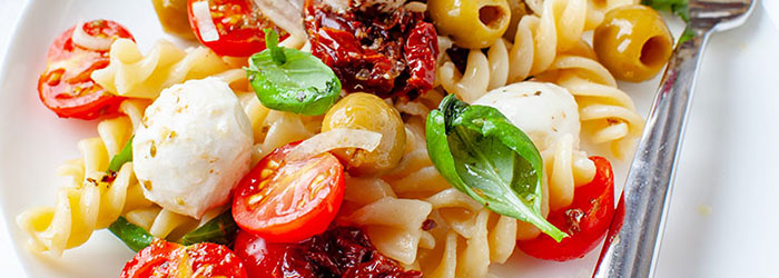 Makaronowa sałatka warstwowa