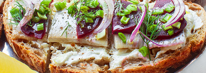 Mini kanapeczki ze śledziem